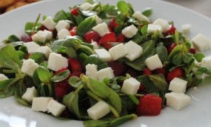 Since it is not the season for strawberry I had to add the most accurate picture I could find. Photo courtesy http://www.egedentarifler.com/2014/07/cilekli-ve-peynirli-semizotu-salatas.html